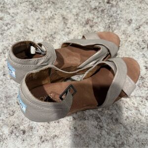 TOMS Women’s Light Gray Tan Wedge Heels 9.5